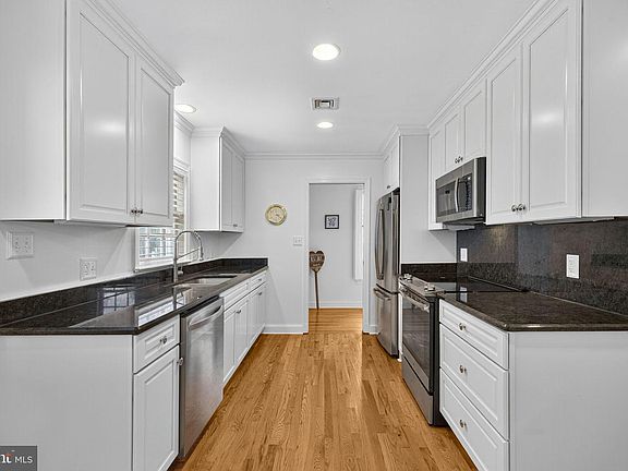 5th image of 12 Chinn Ct