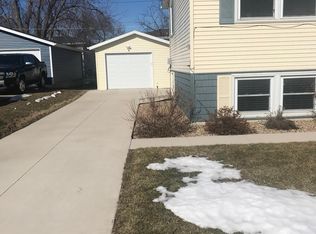 1020 Eisenhower Rd, Hiawatha, IA 52233