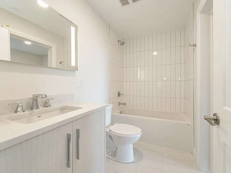 460 Columbia St W — Photo 53