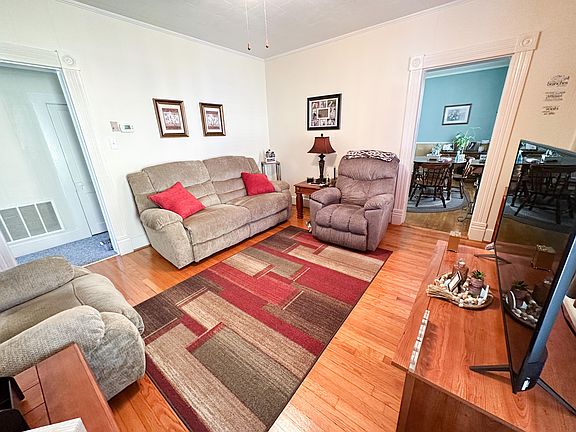 4th image of 529 Commercial Ave
