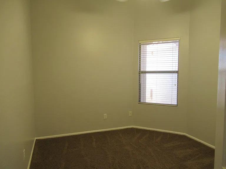529 E Cantebria Dr — Photo 14