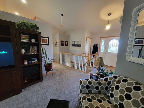Entry/livingroom