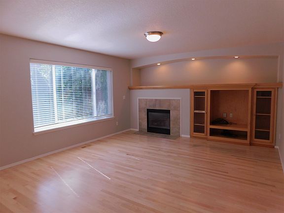 5th image of 798 NE Caden Ave