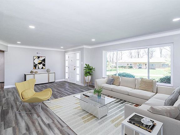 3rd image of 4 N Tealbrook Dr