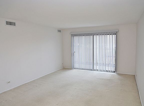 3rd image of 850 Wellington Ave Unit 112