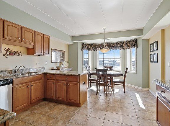 Beautiful space lots of counters and breakfast room