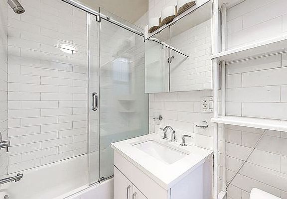 4th image of 171 E 88th St APT 4D