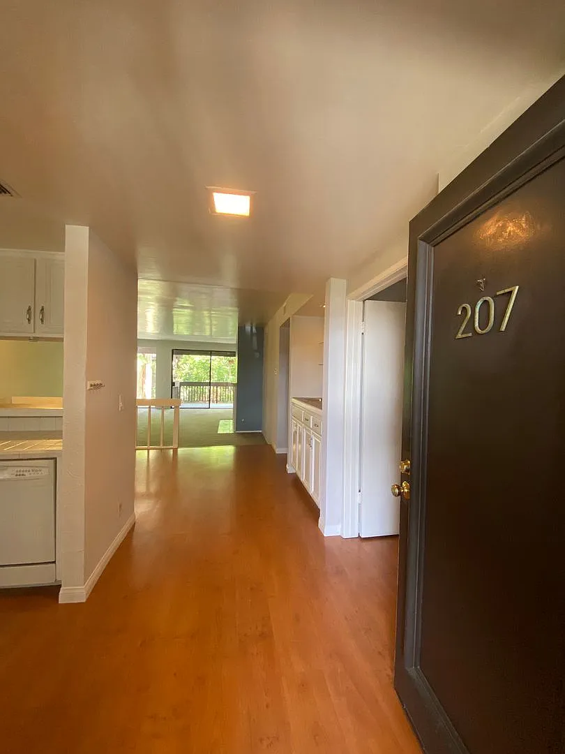 Long Beach 2 Bedroom Condo with Large Balcony — Photo 3