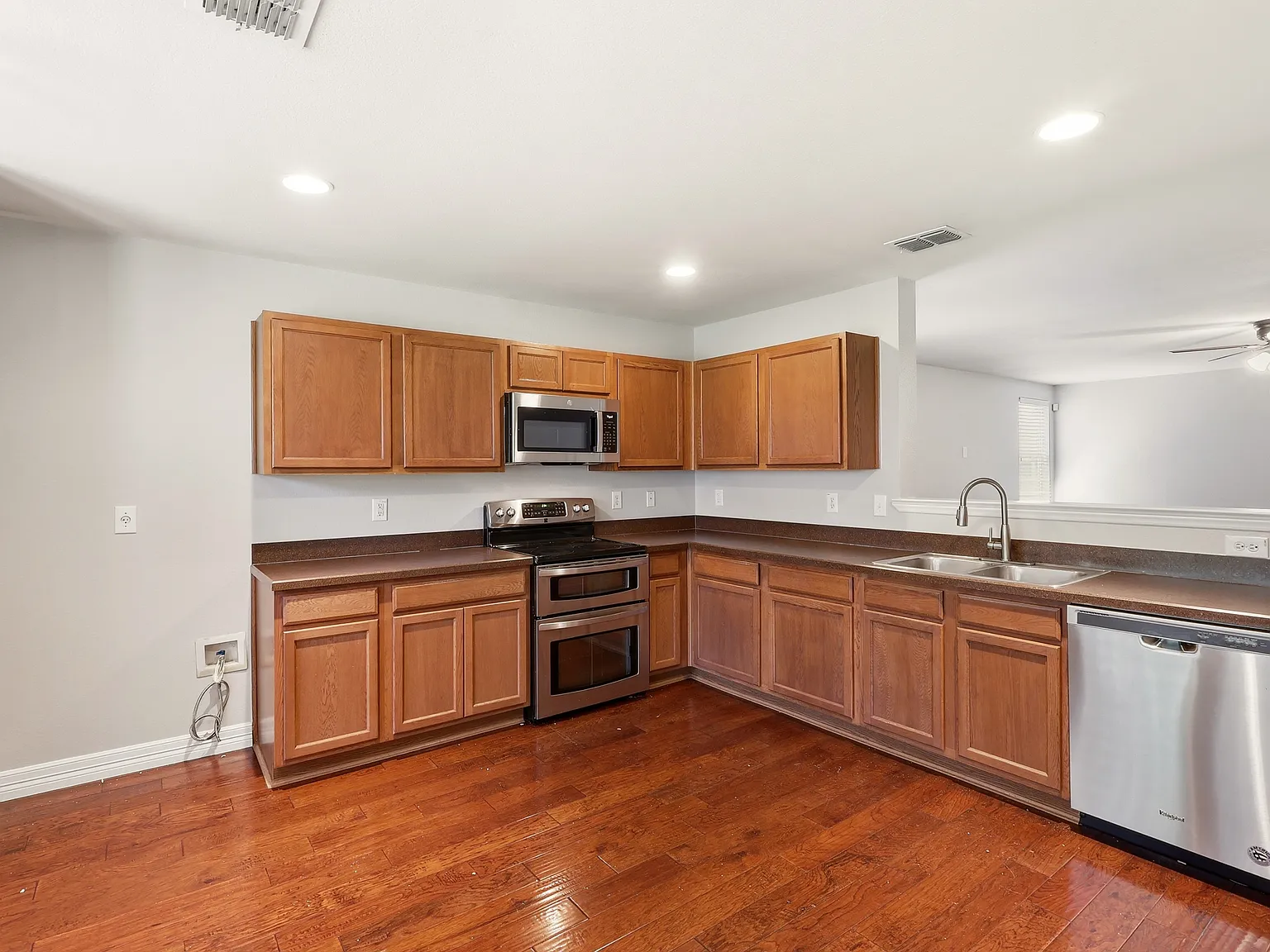 3 bed, 1660 sqft, $2,395 — Photo 3