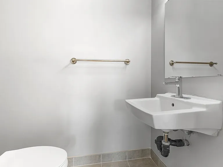 810 Canterbury Ave — Photo 56