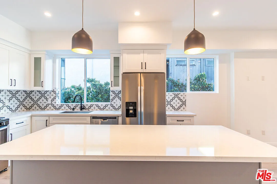 3 bed, 3.0 bath, 1950 sqft, $5,295 — Photo 4