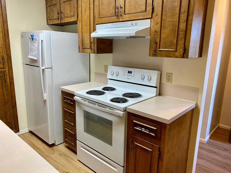 Full kitchen with dishwasher and disposal. All newer appliances.
