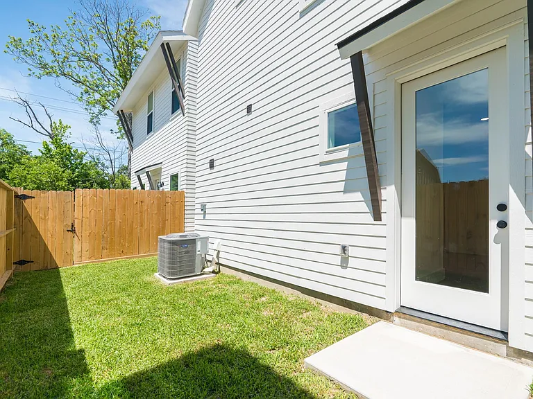 7605 Victory Reserve St — Photo 33