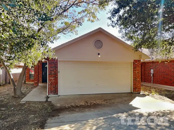 700 Stribling Cir, Azle, TX 76020