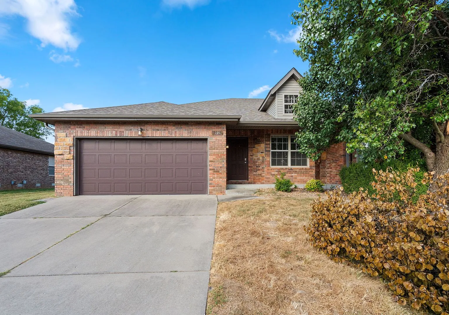 Spacious 2 Bed / 2 Bath Home with 2-Car Garage in Ozark! — Photo 1