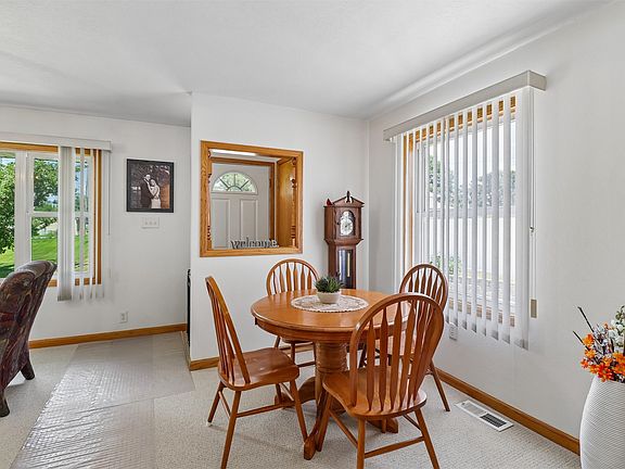 5th image of 519 Blake St