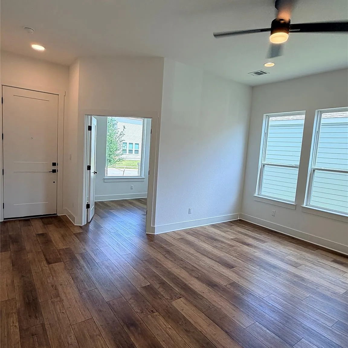 3 bed, 2.5 bath, 1895 sqft, $2,200 — Photo 2