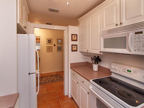 3rd image of 646 Dahlia Ln