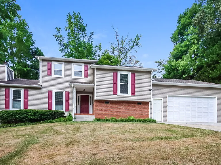 917 Oakridge Dr — Photo 1