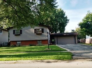 1095 White Bridge Ln, Hanover Park, IL 60133
