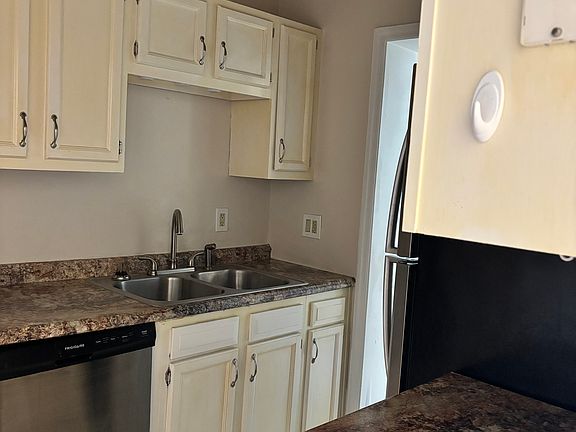 4th image of 613 Barbara Ln