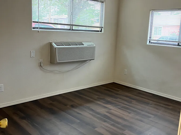 1122 Edith Blvd SE #B — Photo 7