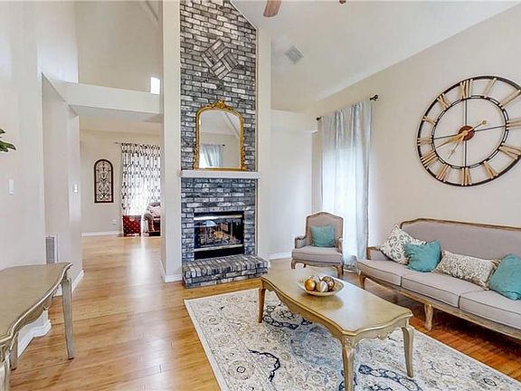 3rd image of 919 Blackstone Dr
