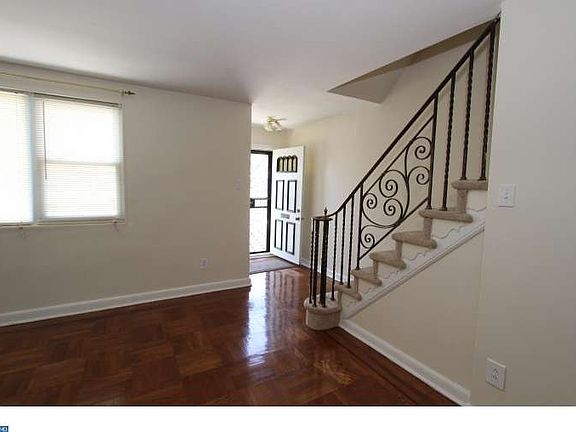 5th image of 7542 Woodbine Ave