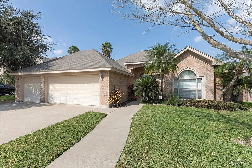 3 bed, 2.0 bath, 1823 sqft, $2,300 — Photo 3