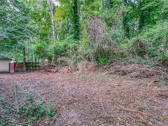 4th image of 2335 Jackson Dr