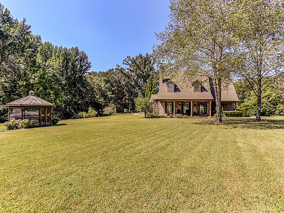 Front view with gazebo 