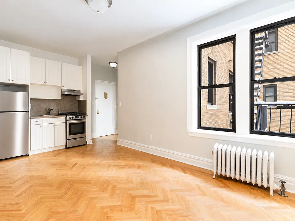 225 W 12th St #2I