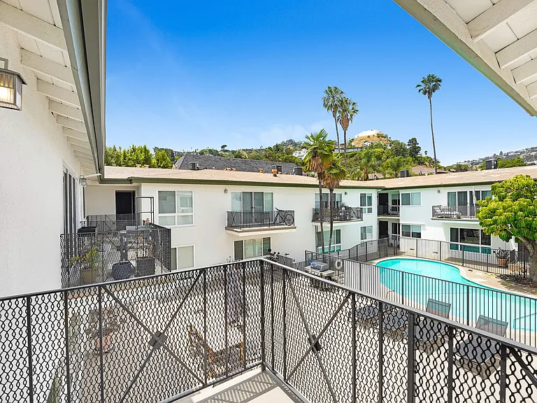 1545 North Laurel — Photo 2