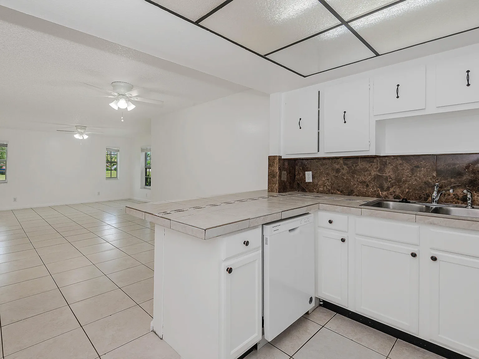 2 bed, 1.0 bath, 8507 sqft, $2,195 — Photo 2