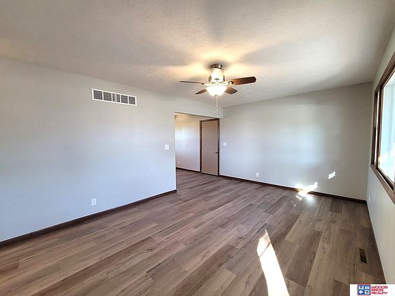 2nd image of 1709 Meadow Ln