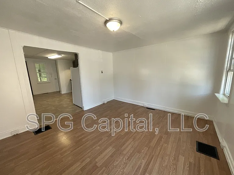 330 W King St — Photo 2