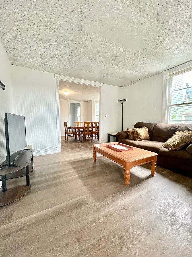 3 bed, 1000 sqft, $750 — Photo 2