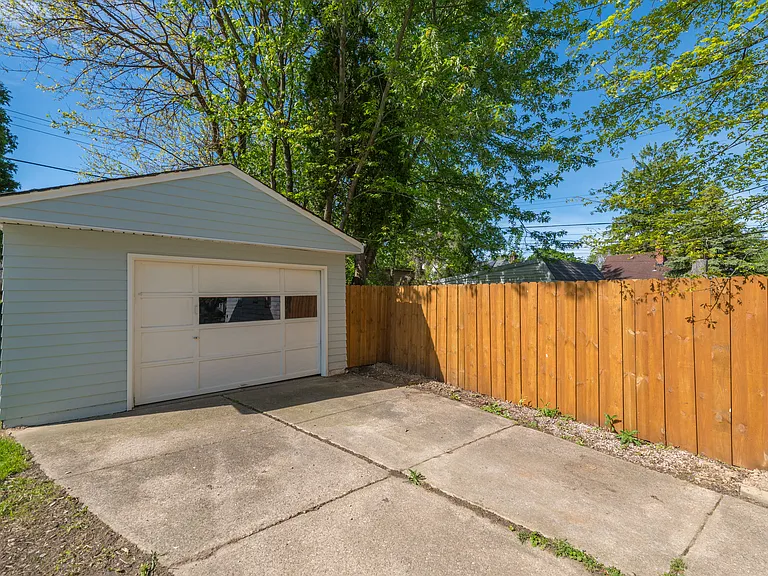 18214 Lewis Dr — Photo 10