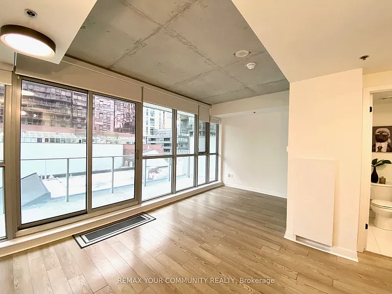 375 King St W #402 — Photo 12