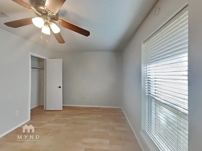 303 N Eastern St #B — Photo 16