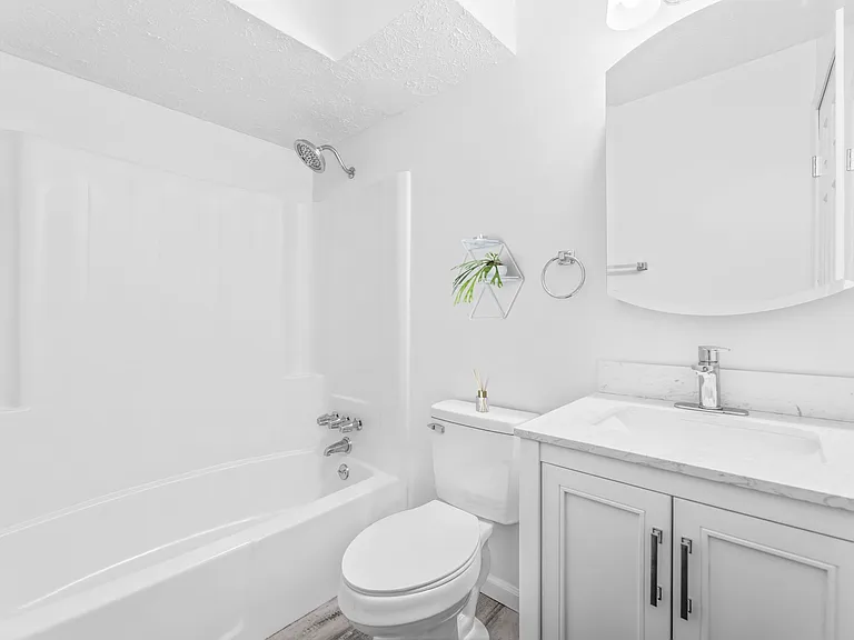 The Hillcrest Apartments — Photo 3