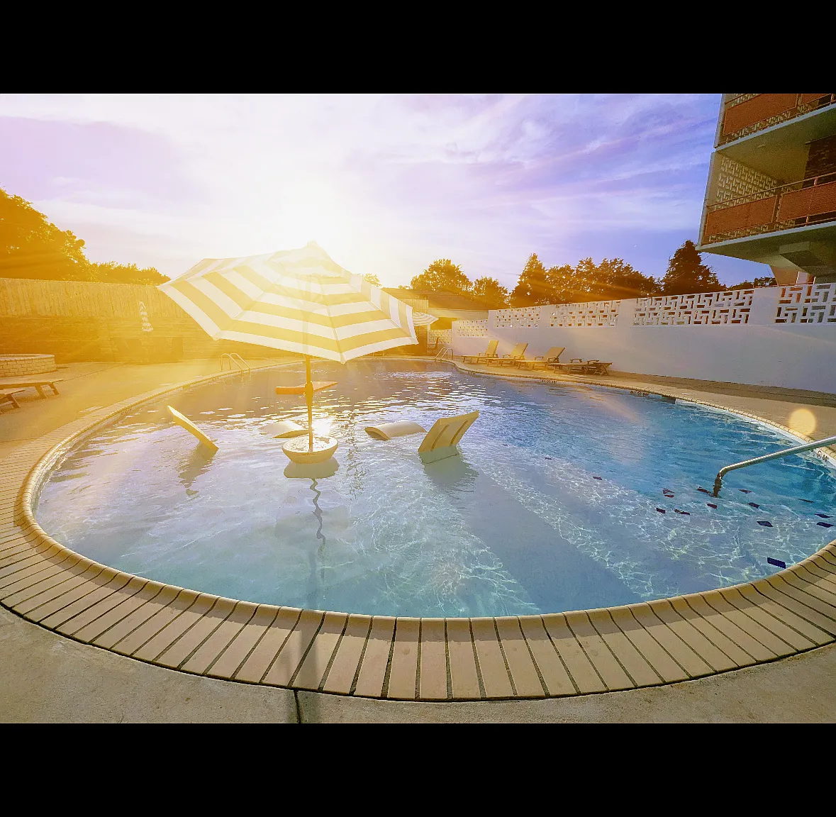 Admiral Apartments — Photo 4