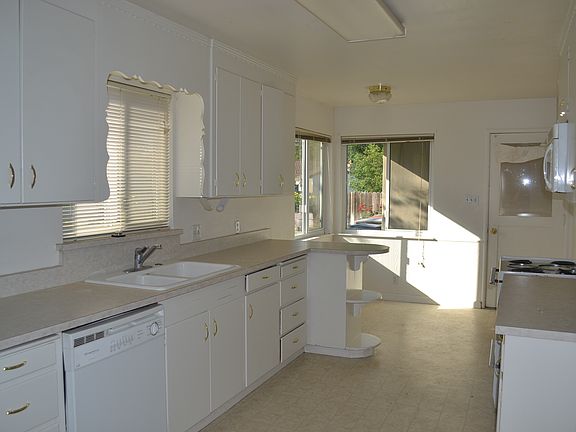 4th image of 202 Maedell Way