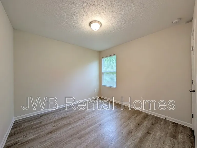 1252 Mull St — Photo 9