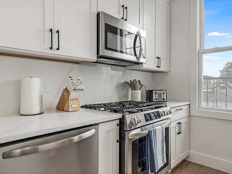 97-99 Zabriskie St #3R — Photo 11