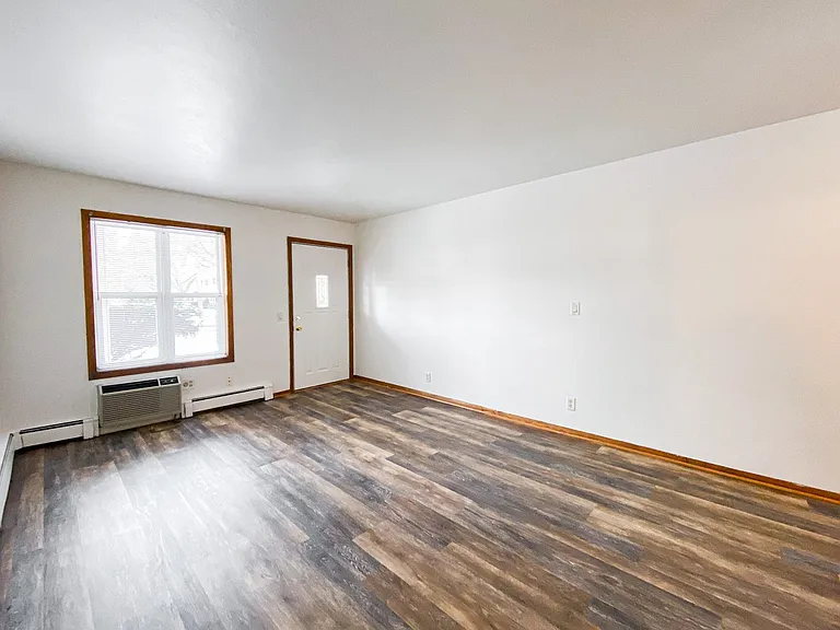 Town's Edge Apartments — Photo 43