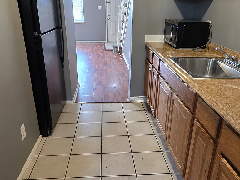 907 N Rosedale St — Photo 5