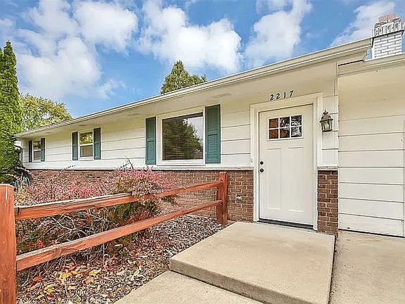 3 bed, 1.5 bath, 1008 sqft, $2,199 — Photo 3