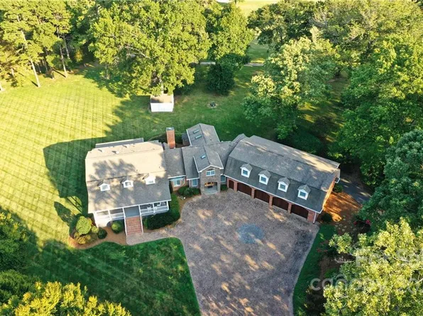 438 Pine Island Dr, Charlotte, NC 28214