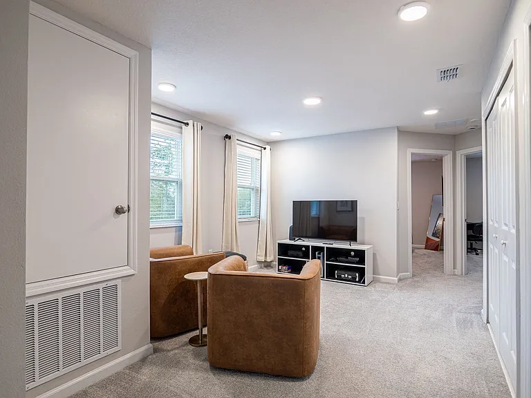 4902 Livingston Ln — Photo 17